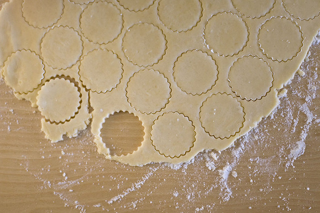 masa para hacer galletas cortada con molde y harina blanca